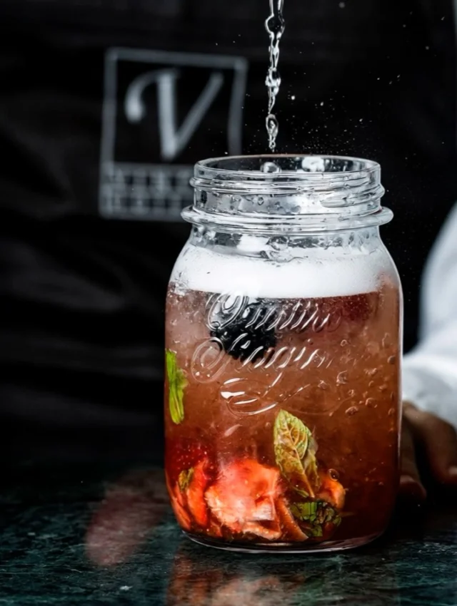 El ambiente empieza con un cóctel bien servido. Dulce, fresco y con personalidad, nuestro 𝑴𝒐𝒋𝒊𝒕𝒐 𝒅𝒆 𝑭𝒓𝒆𝒔𝒂 solo te necesita a ti al otro lado de la barra. ✨ 🍓
.
.
The atmosphere begins with a well-served cocktail. Sweet, fresh and full of personality, our 𝐒𝐭𝐫𝐚𝐰𝐛𝐞𝐫𝐫𝐲 𝐌𝐨𝐣𝐢𝐭𝐨 only needs you on the other side of the bar. ✨ 🍓

➡ De lunes a domingo:
13:30 - 15:30 y 19:30 - 22:30 horas
📆 Reservas: Botón en BIO
📞 951 00 10 20
📌​ Hotel Vincci Selección Posada Del Patio Málaga 5* (C. Pasillo de Sta. Isabel, 7, 29005 Málaga)
➡ restauranteentremuros.com

#diamundialdelmojito #mojito #malaga #restaurantesenmalaga #ociomalaga #restaurantesvincci #vinccihoteles