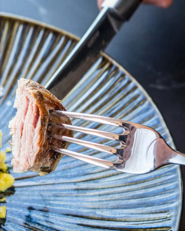 Cada uno de nuestros platos cuenta una historia de sabor. Un viaje a las raíces de Málaga, donde cada bocado de nuestra carta es sencillo y a la vez sorprendente.
.
.
Each of our dishes tells a story of flavour. A journey to the roots of Malaga, where every bite of our menu is simple yet surprising.

➡ De lunes a domingo:
13:30 - 15:30 y 19:30 - 22:30 horas
📆 Reservas: Botón en BIO
📞 951 00 10 20
📌​ Hotel Vincci Selección Posada Del Patio Málaga 5* (C. Pasillo de Sta. Isabel, 7, 29005 Málaga)
➡ restauranteentremuros.com

#malaga #restaurantesenmalaga #ociomalaga #restaurantesvincci #vinccihoteles #diadelamadre