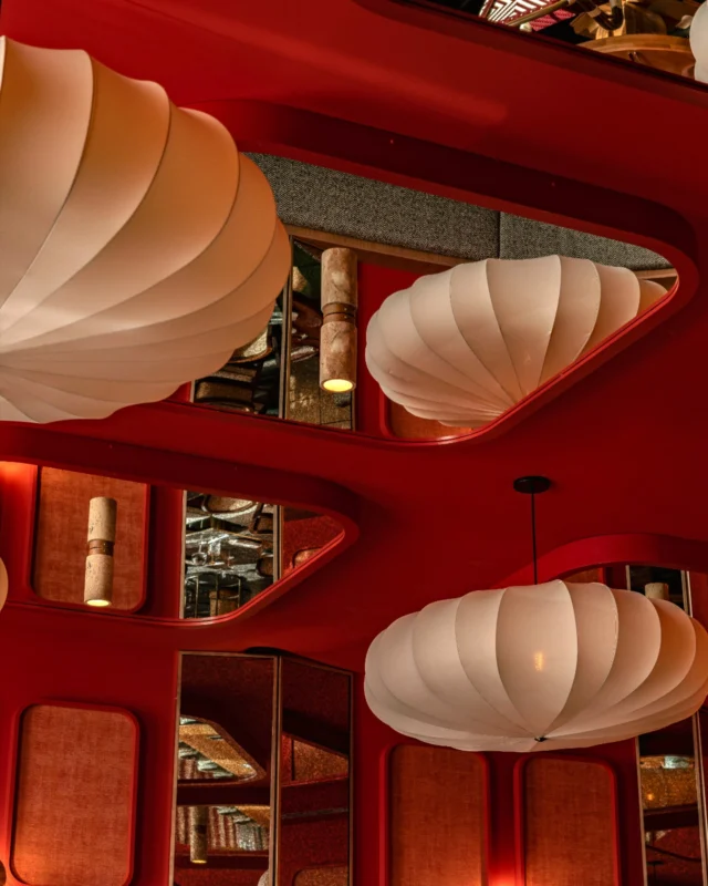 Los reflejos de nuestros espejos, las texturas y la calidez que envuelven nuestro restaurante... Todo está pensado para que sientas desde el primer segundo que has llegado al lugar perfecto. El resto… Lo cuentan los sabores.

¿Listo para impresionarte? 🧡
.
.
The reflections in our mirrors, the textures and warmth that envelop our restaurant... Everything has been designed so that you feel from the moment you arrive that you are in the perfect place. The rest... Is told by the flavours.

Ready to be impressed? 🧡

➡ De lunes a domingo:
13:30 - 15:30 y 19:30 - 22:30 horas
📆 Reservas: Botón en BIO
📞 951 00 10 20
📌​ Hotel Vincci Selección Posada Del Patio Málaga 5* (C. Pasillo de Sta. Isabel, 7, 29005 Málaga)
➡ restauranteentremuros.com

#malaga #restaurantesenmalaga #ociomalaga #restaurantesvincci #vinccihoteles