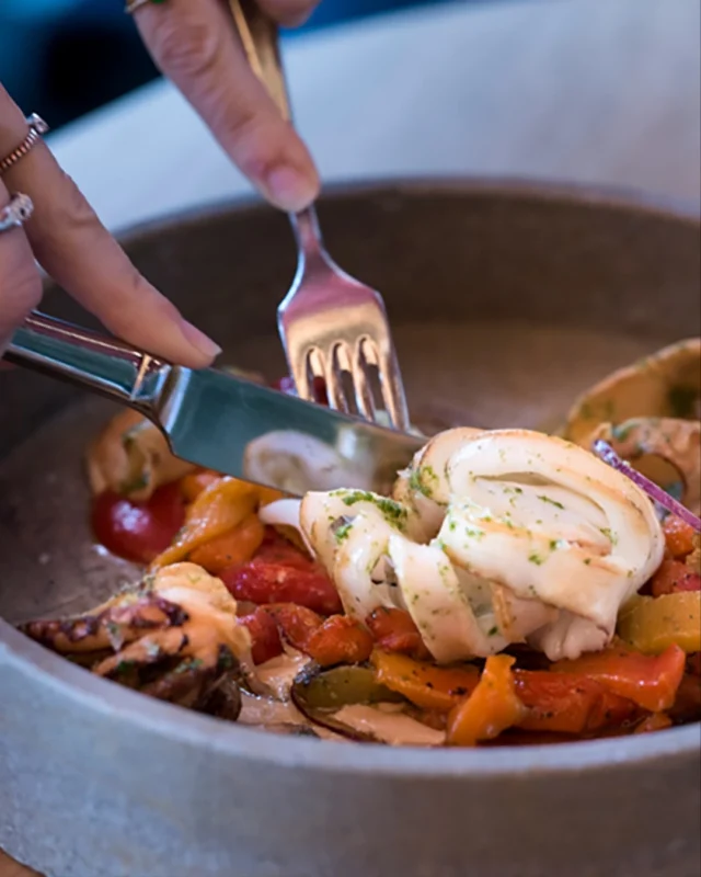 ¡Aquí cada detalle cuenta! Sumérgete en los sorprendentes platos de nuestra carta. Recetas de siempre recién salidas de nuestros fogones. ¿Te lo vas a perder? Ven a  visitarnos.
.
.
Here every detail counts! Immerse yourself in the surprising dishes on our menu. Traditional recipes fresh from our kitchen. Are you going to miss it? Come and visit us.

➡ De lunes a domingo:
13:30 - 15:30 y 19:30 - 22:30 horas
📆 Reservas: Botón en BIO
📞 951 00 10 20
📌​ Hotel Vincci Selección Posada Del Patio Málaga 5* (C. Pasillo de Sta. Isabel, 7, 29005 Málaga)
➡ restauranteentremuros.com

#gastronomia #malaga #restaurantesenmalaga #ociomalaga #restaurantesvincci #vinccihoteles