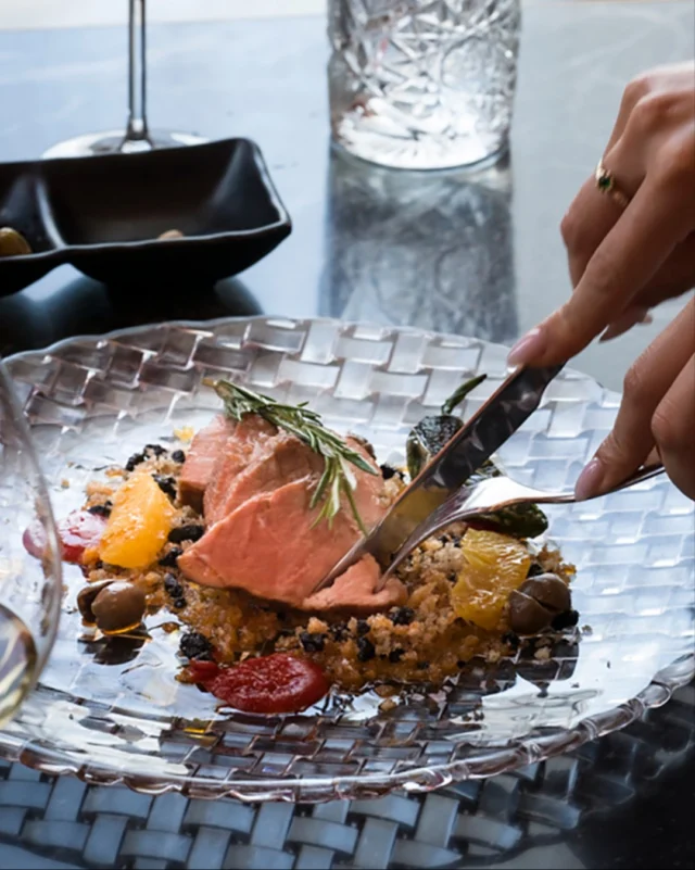 Todos nuestros platos son una invitación a disfrutar. Sabor, textura y aromas se combinan para que tu experiencia sea única. ¿Tienes ya tu reserva? 🍽️
.
.
All our dishes are an invitation to enjoy. Flavour, texture and aromas combine to make your experience unique. Have you already made your reservation? 🍽️

➡ De lunes a domingo:
13:30 - 15:30 y 19:30 - 22:30 horas
📆 Reservas: Botón en BIO
📞 951 00 10 20
📌​ Hotel Vincci Selección Posada Del Patio Málaga 5* (C. Pasillo de Sta. Isabel, 7, 29005 Málaga)
➡ restauranteentremuros.com

#malaga #restaurantesenmalaga #ociomalaga #restaurantesvincci #vinccihoteles