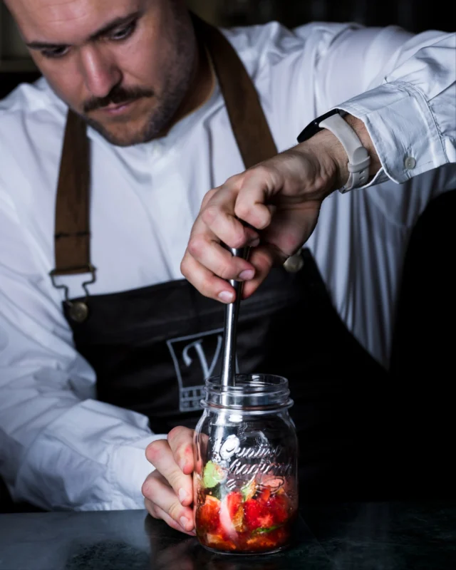 Delicado, artesanal e irresistible.  En nuestra barra no creamos cócteles… Creamos rituales de sabor. 

Cada mezcla es una historia líquida que despierta los sentidos y celebra nuestra esencia: la fusión, el detalle y el placer de disfrutar despacio. 
.
.
Delicate, artisanal and irresistible. At our bar, we don't create cocktails... We create rituals of flavour.

Each blend is a liquid story that awakens the senses and celebrates our essence: fusion, detail and the pleasure of savouring slowly.

➡ De lunes a domingo:
13:30 - 15:30 y 19:30 - 22:30 horas
📆 Reservas: Botón en BIO
📞 951 00 10 20
📌​ Hotel Vincci Selección Posada Del Patio Málaga 5* (C. Pasillo de Sta. Isabel, 7, 29005 Málaga)
➡ restauranteentremuros.com

#diamundialdelmojito #mojito #malaga #restaurantesenmalaga #ociomalaga #restaurantesvincci #vinccihoteles